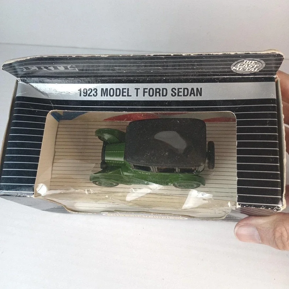 VTG 1991 ERTL 1923 Model T Diecast Model Car 1/43 Scale in Original Unopened Box